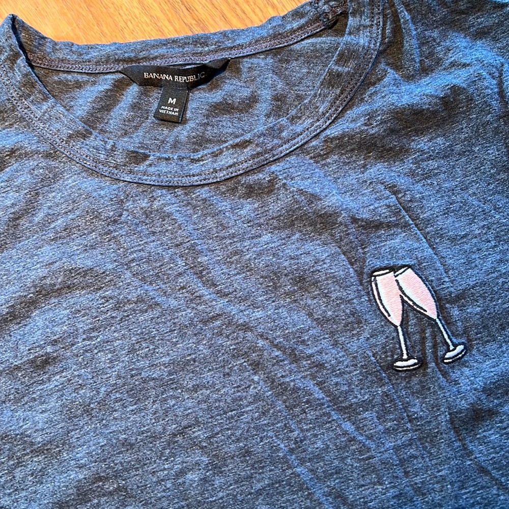 Banana republic pink champagne glasses t shirt size medium